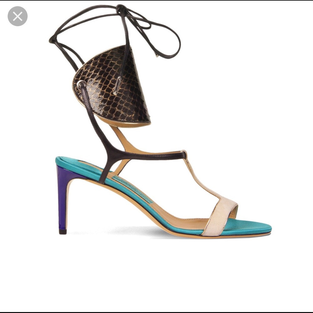 🔥Ferragamo Pegan T strap sandals size 71/2😍